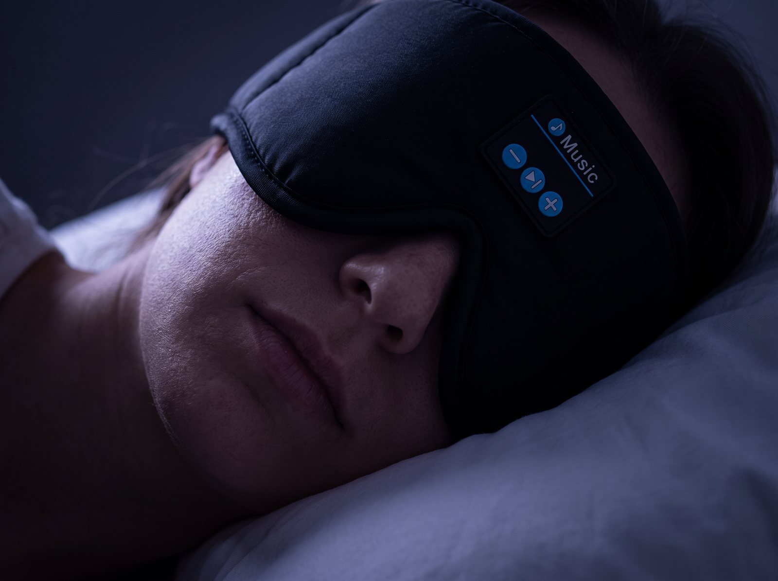 Sleep mask blocking all light
